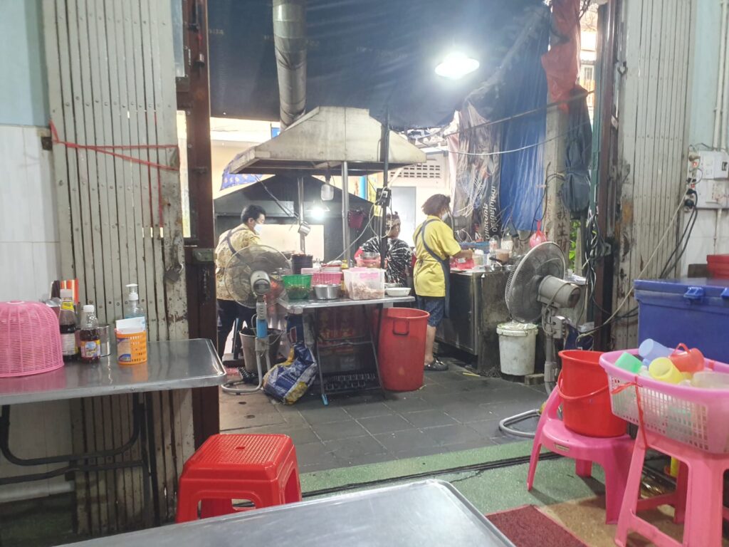 Kuay Tiew Kua Kai Keng Jae Ngim outside wok