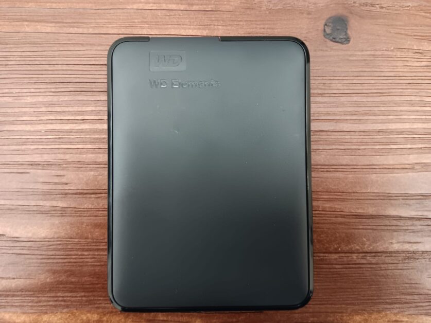 WD Elements portable hard drive with 1tb storage space