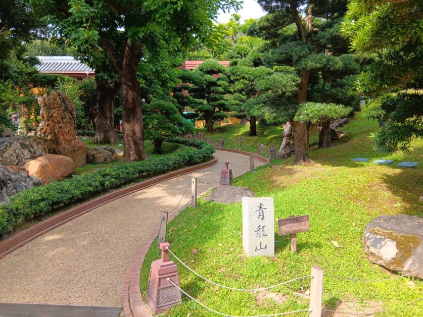 entrance from Chi Lin Nunnery to Nan Lian Garden